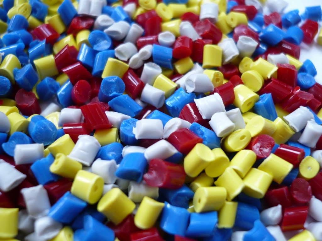 Coloured plastic compound pellets
